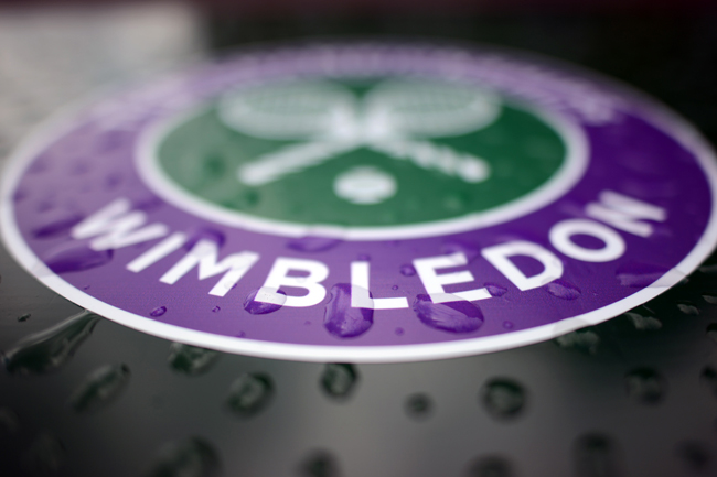 Logo chính thức của Wimbledon với những giọt nước đọng bên trên. Dù giải đấu có mưa thì sân Trung tâm vẫn có thể tiếp tục thi đấu khi có mái che.