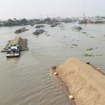 Tai nạn kinh hoàng, sà lan đụng sập 44 căn hộ