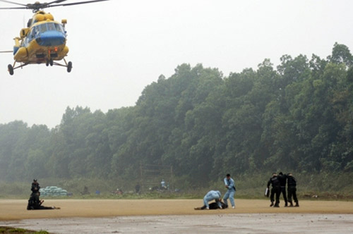 Cận cảnh đặc nhiệm diễn tập chống khủng bố - 6