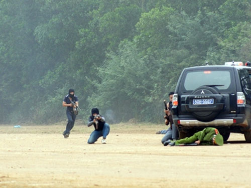 Cận cảnh đặc nhiệm diễn tập chống khủng bố - 2