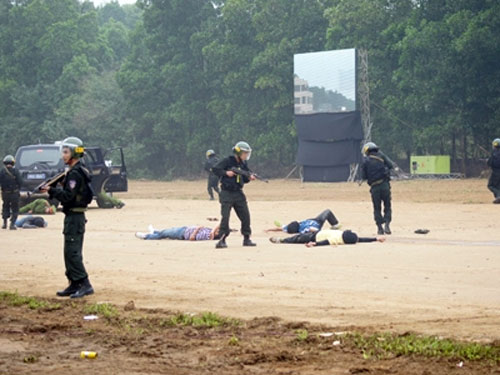 Cận cảnh đặc nhiệm diễn tập chống khủng bố - 8