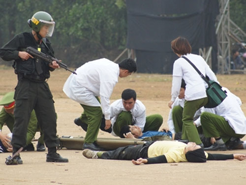 Cận cảnh đặc nhiệm diễn tập chống khủng bố - 9