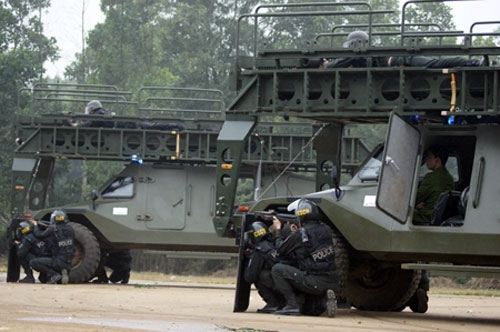 Cận cảnh đặc nhiệm diễn tập chống khủng bố - 9