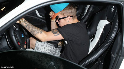 Justin Bieber đâm xe vào paparazzi - 1