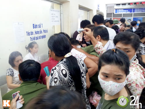 Xếp hàng từ 4h sáng để khám bệnh - 12