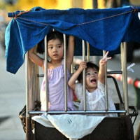 Tin tức trong ngày - TQ: Bà “nhốt” hai cháu gái trong cũi sắt