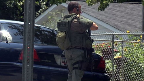 Mỹ: Mang cả bao tải đạn đi bắn người - 3