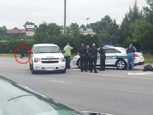 Mỹ: Mang cả bao tải đạn đi bắn người - 2