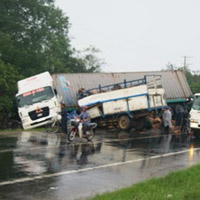 Tin tức trong ngày - Xe tải đối đầu xe container gây chết người