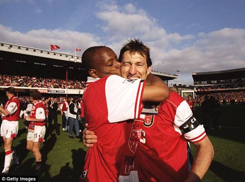 Arsenal cách những danh hiệu quá xa - 2