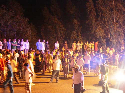 Hai xe tải tông nhau, 6 người thương vong - 3