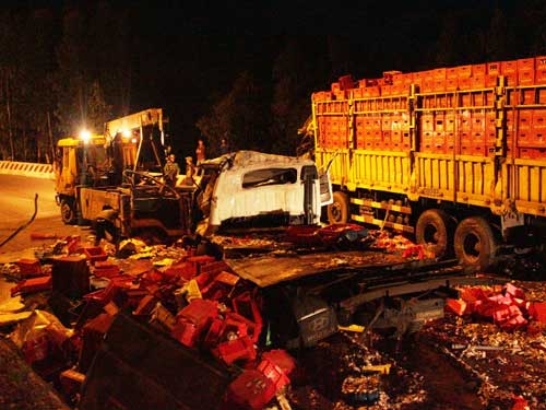 Hai xe tải tông nhau, 6 người thương vong - 2