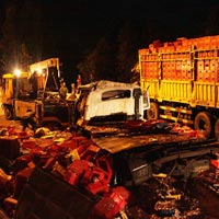 Tin tức trong ngày - Hai xe tải tông nhau, 6 người thương vong