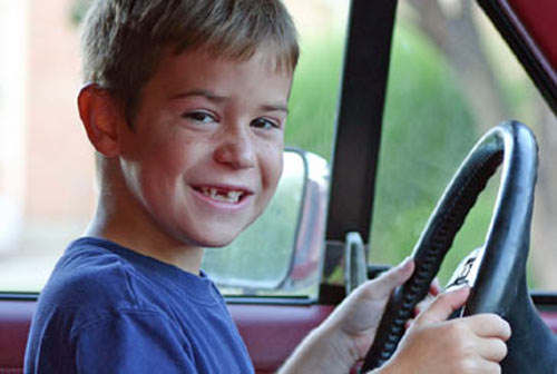 7 tuổi lái ô tô chở em trai chạy 1,5km - 1