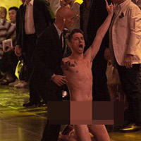 Xu hướng thời trang - Màn khỏa thân gây náo loạn tại Ý!