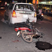 Tin tức trong ngày - Phóng bạt mạng, xe máy đâm thủng đuôi taxi