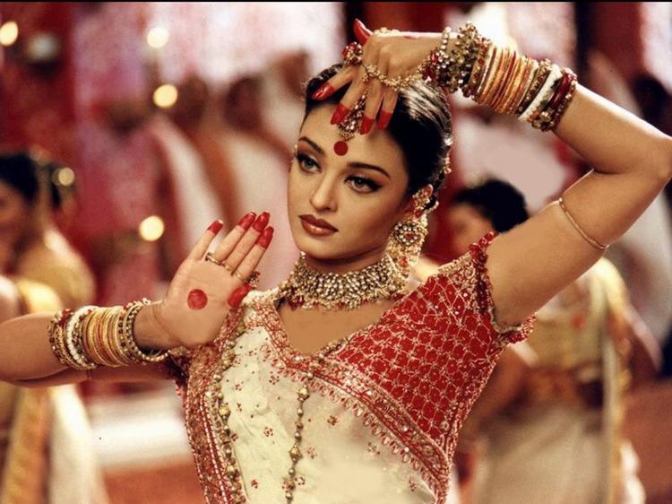 Cô bắt đầu hẹn hò với nam diễn viên điện ảnh Ấn Độ Salman Khan sau khi cùng đóng trong phim Hum Dil De Chuke Sanam năm 1999. Họ chia tay nhau cuối năm 2001. Năm 2007, cô đính hôn với nam diễn viên trẻ của Bollywood kém cô 3 tuổi Abhishek Bachchan.