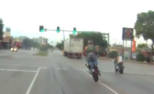 Video: biker bốc đầu bị Cảnh sát 'tóm' - 1