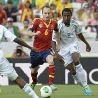 Video: Iniesta "làm xiếc" trước Nigeria