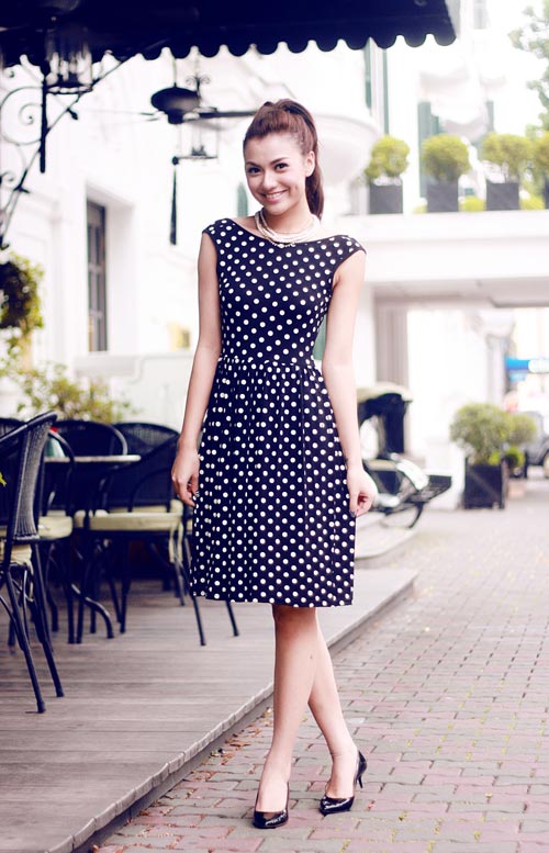 Hồng Quế khoe eo thon trên phố - 7