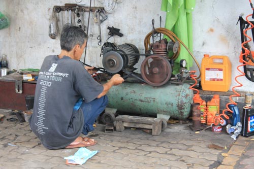 Những "quả bom" chờ nổ trên phố - 3