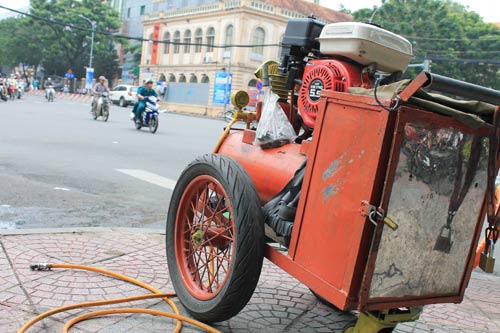 Những "quả bom" chờ nổ trên phố - 5