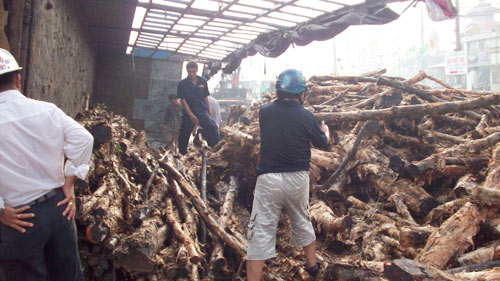 Xe tải lật “chổng vó”, xa lộ ùn tắc kéo dài - 2