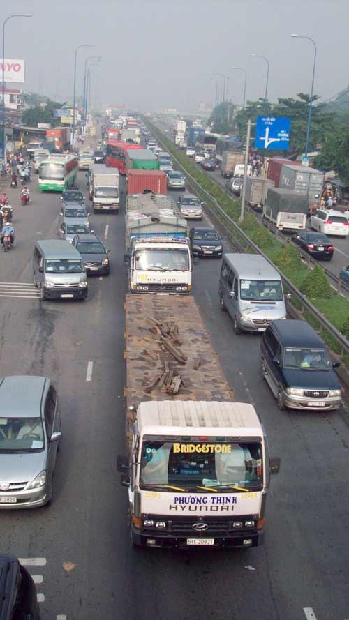 Xe tải lật “chổng vó”, xa lộ ùn tắc kéo dài - 4