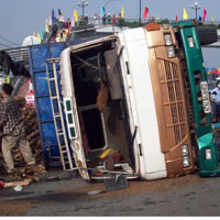 Tin tức trong ngày - Xe tải lật “chổng vó”, xa lộ ùn tắc kéo dài