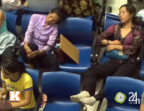 Xếp hàng từ 4h sáng để khám bệnh - 14