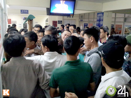 Xếp hàng từ 4h sáng để khám bệnh - 11