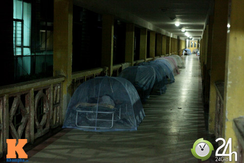 Mắc màn ngủ đêm giữa sân bệnh viện - 1