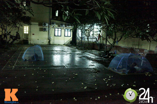 Mắc màn ngủ đêm giữa sân bệnh viện - 7