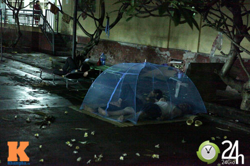 Mắc màn ngủ đêm giữa sân bệnh viện - 10