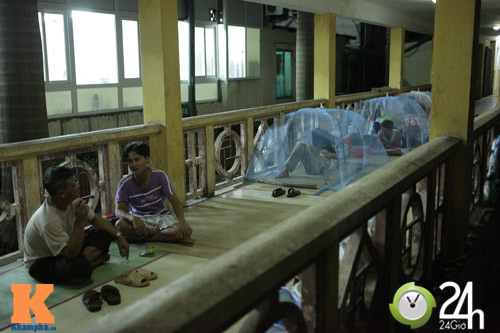 Mắc màn ngủ đêm giữa sân bệnh viện - 4