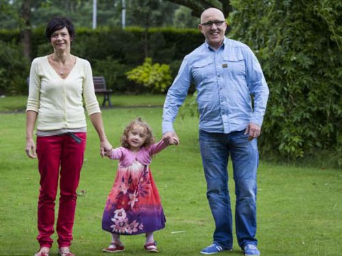 Bước đi đầu tiên của bé gái có "đôi chân ếch" - 3