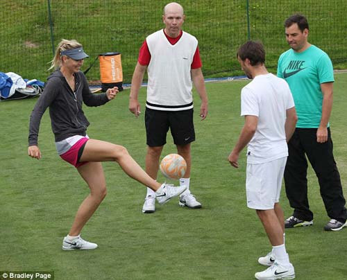 Sharapova thể hiện tài tâng bóng - 1