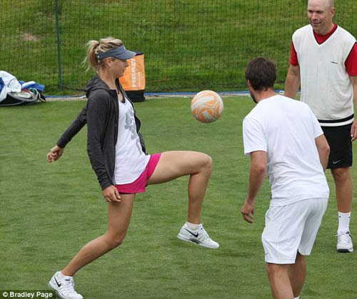 Sharapova thể hiện tài tâng bóng - 3