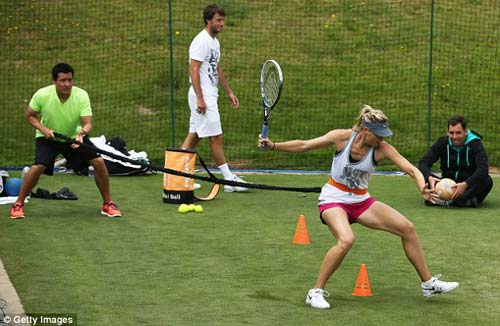 Sharapova thể hiện tài tâng bóng - 5