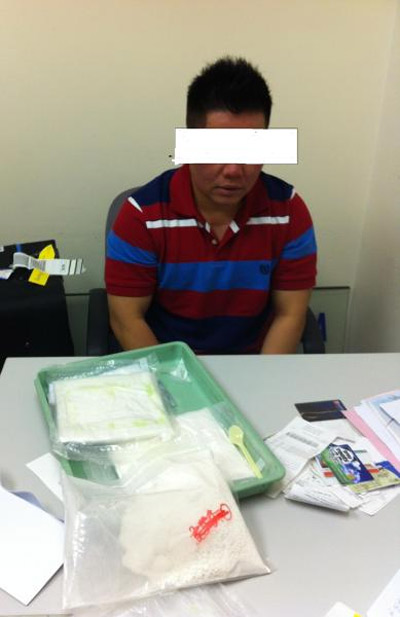 1 người Mỹ mang 1,1 kg heroin qua sân bay - 1