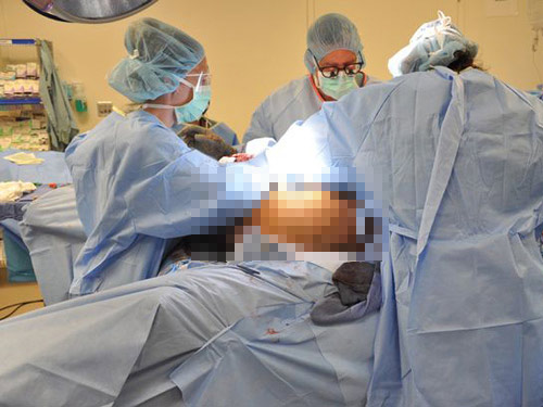 Phẫu thuật cắt bỏ tinh hoàn nặng 60 ký - 1