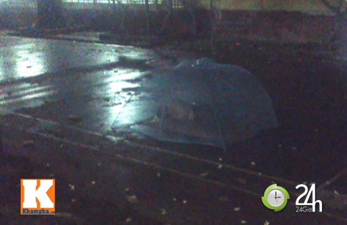 Mắc màn ngủ đêm giữa sân bệnh viện - 8