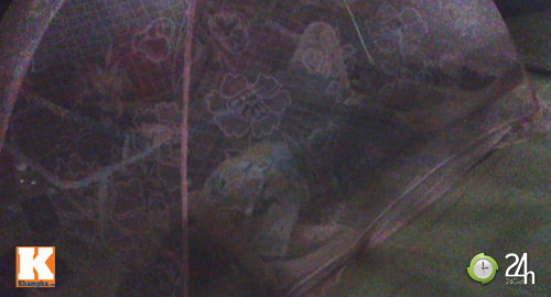 Mắc màn ngủ đêm giữa sân bệnh viện - 11