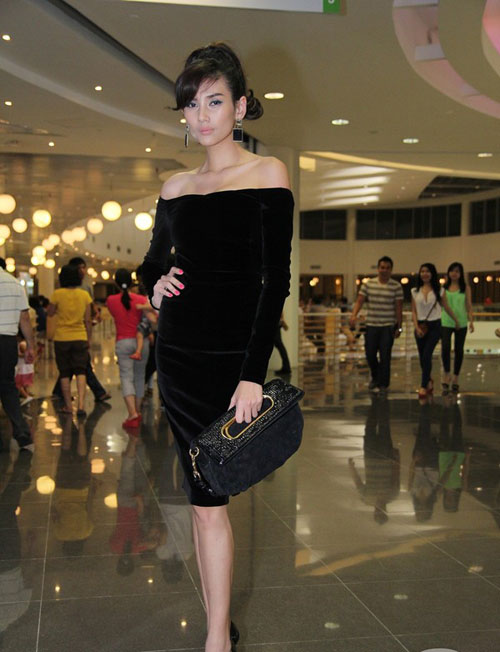 Sao Việt mặc gì trong mùa mưa Sài thành? - 10