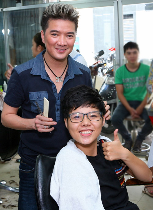 Mr. Đàm tự tay làm tóc cho trò cưng - 3