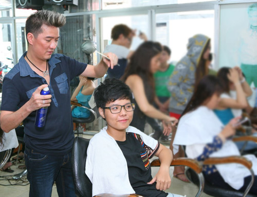 Mr. Đàm tự tay làm tóc cho trò cưng - 2