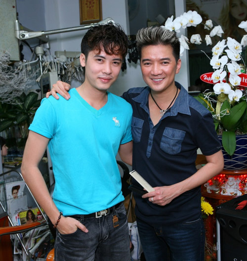 Mr. Đàm tự tay làm tóc cho trò cưng - 4