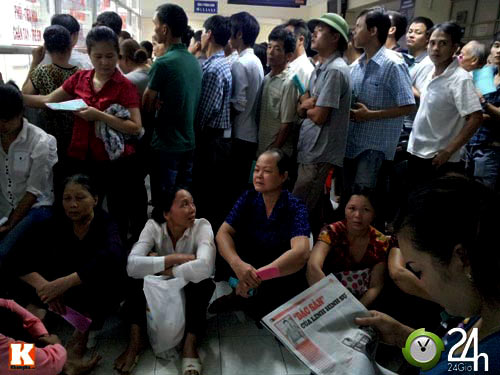 Xếp hàng từ 4h sáng để khám bệnh - 6