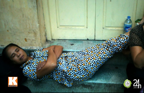 Xếp hàng từ 4h sáng để khám bệnh - 8