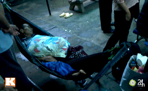 Xếp hàng từ 4h sáng để khám bệnh - 9